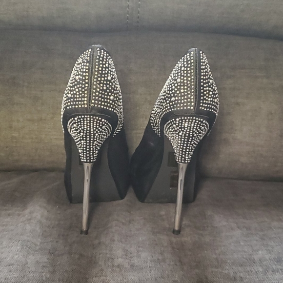 Heels - Picture 2 of 8